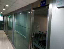 宽敞的教室走廊