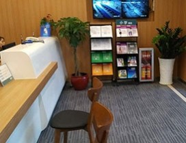 宽敞明亮的校区前台