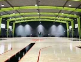 空间充足的篮球场