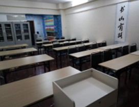 明亮的自习教室