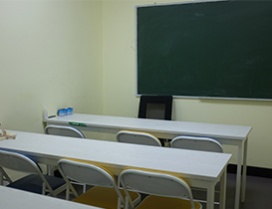 宽敞的班型教室