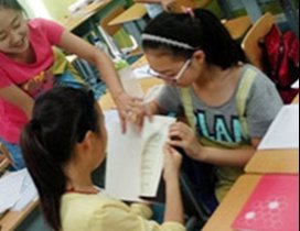 同学交流中