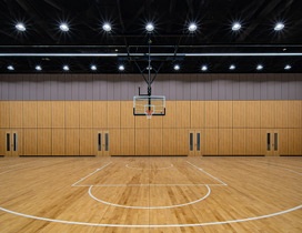 宽敞的室内篮球场