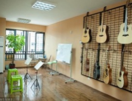 整洁有序的吉他教室