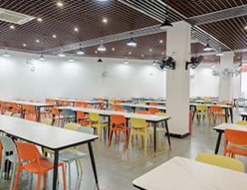 宽敞的学校食堂