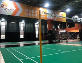 设备齐全的羽毛球馆
