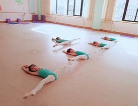 干净明亮的舞蹈教室