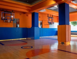 宽敞的室内篮球馆